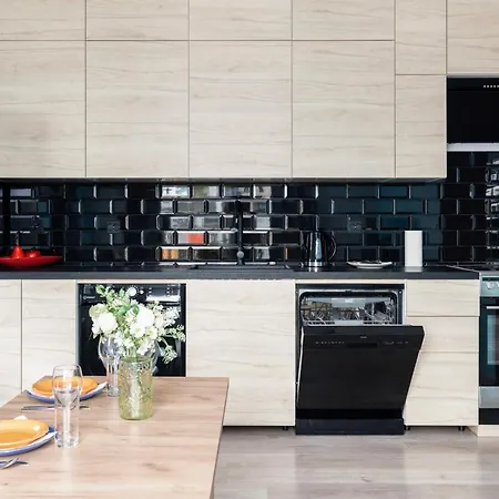 Modern With Balcony & Free Garage By Renters *