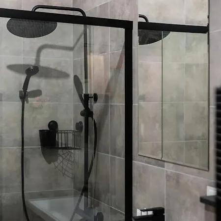 Modern With Balcony & Free Garage By Renters דירה