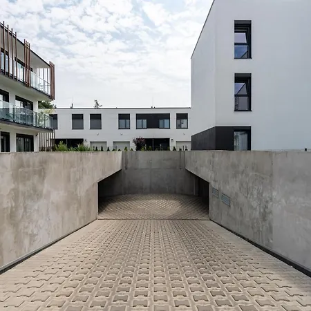 דירה Modern With Balcony & Free Garage By Renters