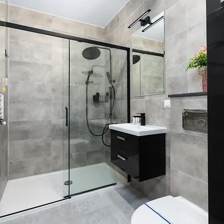 Modern With Balcony & Free Garage By Renters Πόζναν