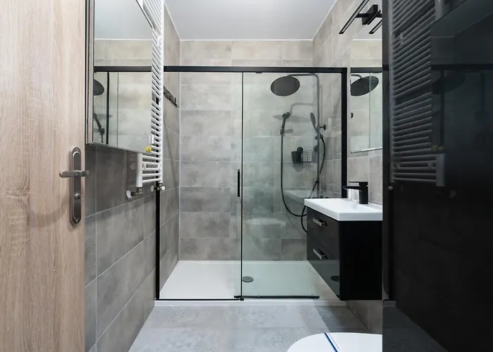 Modern With Balcony & Free Garage By Renters *