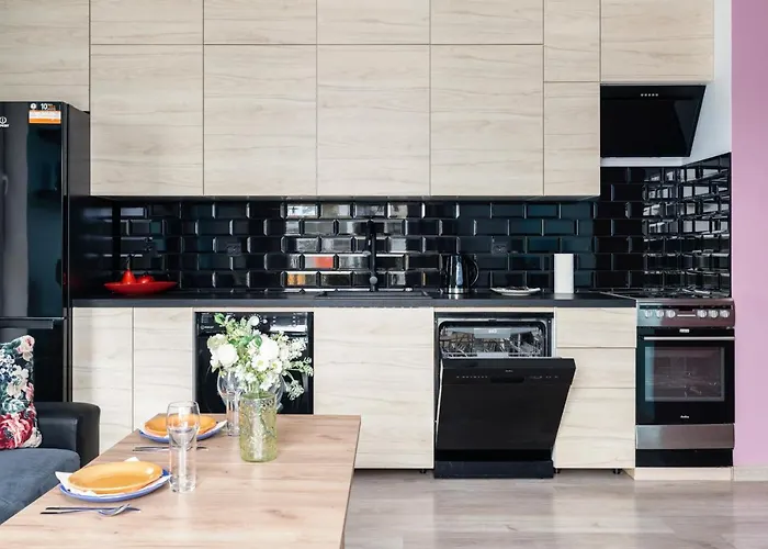 Modern With Balcony & Free Garage By Renters *