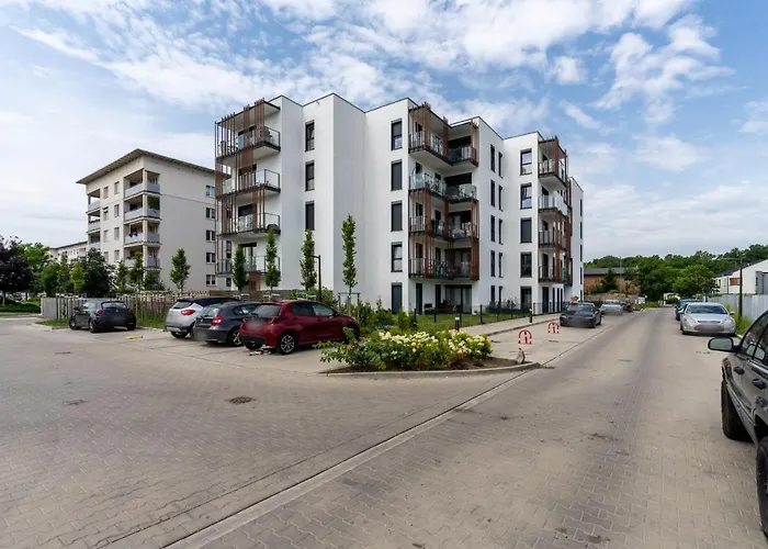 Modern With Balcony & Free Garage By Renters *