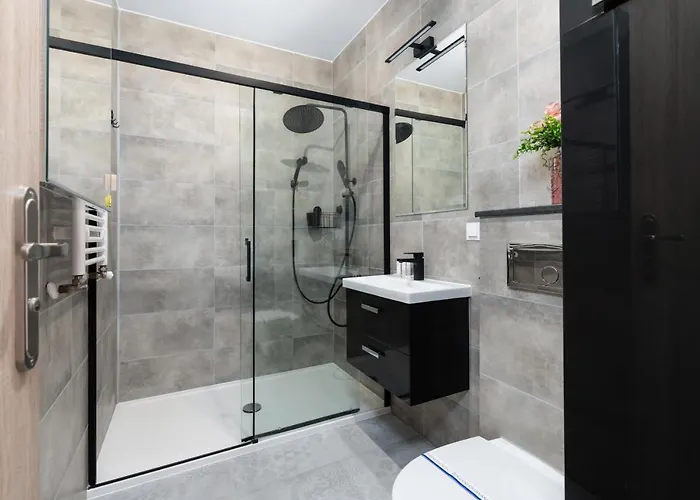 Modern With Balcony & Free Garage By Renters Познань